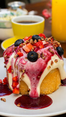 Postre artesanal con frutos rojos y glaseado cremoso / Homemade dessert with red berries and creamy glaze