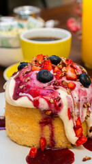 Panqué con frutos rojos y crema batida / Pound cake with berries and whipped cream