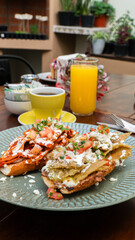 molletes de chilaquiles mexicanos con salsa roja y verde acompañados de jugo de naranja / Mexican chilaquiles with red and green sauce and orange juice