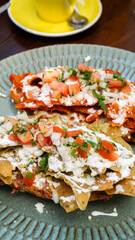 molletes de chilaquiles mexicanos con salsa roja y verde acompañados de jugo de naranja / Mexican chilaquiles with red and green sauce and orange juice