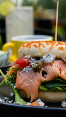 Bagel con salmón ahumado, espinaca y queso / Bagel with smoked salmon, spinach and cream cheese