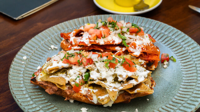 molletes de chilaquiles mexicanos con salsa roja y verde acompa&ntilde;ados de jugo de naranja / Mexican chilaquiles with red and green sauce and orange juice