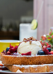 Postre artesanal con frutos rojos y glaseado cremoso / Homemade dessert with red berries and creamy glaze