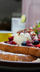 Postre artesanal con frutos rojos y glaseado cremoso / Homemade dessert with red berries and creamy glaze