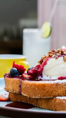 Postre artesanal con frutos rojos y glaseado cremoso / Homemade dessert with red berries and creamy glaze