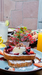 Mesa de brunch con desayuno completo y postres / Brunch table with assorted breakfast and desserts