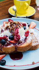 Postre artesanal con frutos rojos y glaseado cremoso / Homemade dessert with red berries and creamy glaze