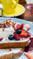 Postre artesanal con frutos rojos y glaseado cremoso / Homemade dessert with red berries and creamy glaze
