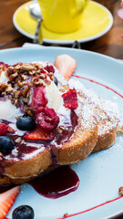 Postre artesanal con frutos rojos y glaseado cremoso / Homemade dessert with red berries and creamy glaze