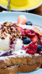 Postre artesanal con frutos rojos y glaseado cremoso / Homemade dessert with red berries and creamy glaze