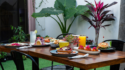 Mesa de brunch con desayuno completo y postres / Brunch table with assorted breakfast and desserts