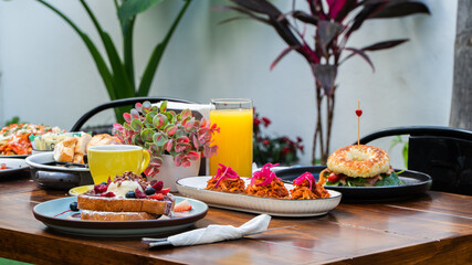 Mesa de brunch con desayuno completo y postres / Brunch table with assorted breakfast and desserts