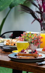 Mesa de brunch con desayuno completo y postres / Brunch table with assorted breakfast and desserts