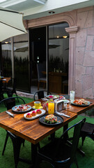 Mesa de brunch con desayuno completo y postres / Brunch table with assorted breakfast and desserts