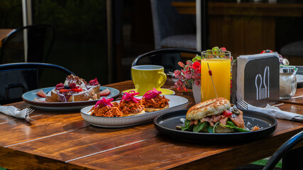 Mesa de brunch con desayuno completo y postres / Brunch table with assorted breakfast and desserts