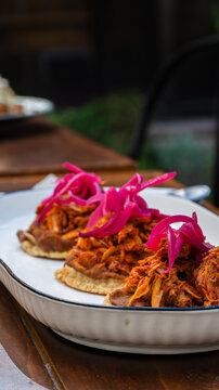 comida mexicana sope cochinita pibil tradicional con cebolla morada encurtida / Traditional cochinita pibil with pickled red onion