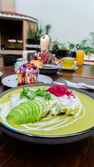 Enchiladas verdes mexicanas con aguacate y cebolla morada / Mexican green enchiladas with avocado and purple onion
