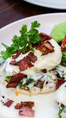 Huevos benedictinos con tocino y hierbas frescas / Eggs Benedict with bacon and fresh herbs