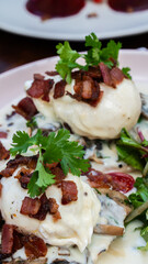 Huevos benedictinos con tocino y hierbas frescas / Eggs Benedict with bacon and fresh herbs