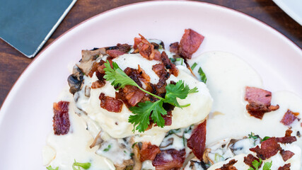 Huevos benedictinos con tocino y hierbas frescas / Eggs Benedict with bacon and fresh herbs