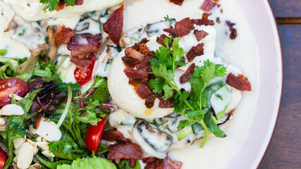 Huevos benedictinos con tocino y hierbas frescas / Eggs Benedict with bacon and fresh herbs