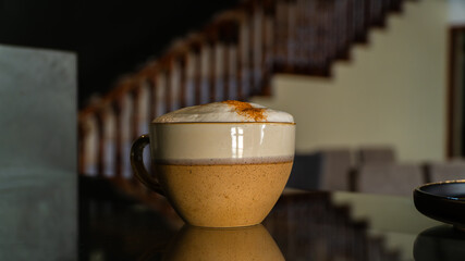 Cappuccino artesanal con espuma cremosa y canela espolvoreada / Artisan cappuccino with creamy foam and cinnamon