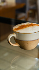Cappuccino artesanal con espuma cremosa y canela espolvoreada / Artisan cappuccino with creamy foam and cinnamon