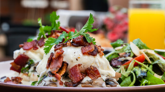 Huevos benedictinos con tocino y hierbas frescas / Eggs Benedict with bacon and fresh herbs