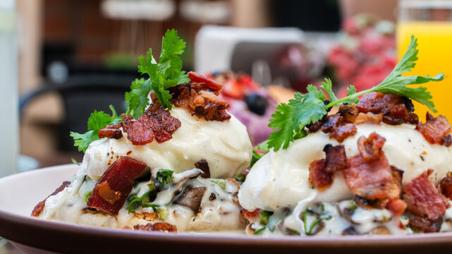 Huevos benedictinos con tocino y hierbas frescas / Eggs Benedict with bacon and fresh herbs