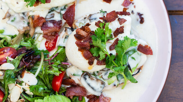 Huevos benedictinos con tocino y hierbas frescas / Eggs Benedict with bacon and fresh herbs