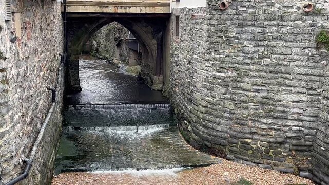 Fluss Lyme flie&szlig;t durch Lyme Regis in der Grafschaft Dorset, Gro&szlig;britannien