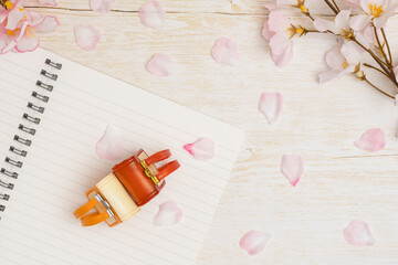 卒業入学イメージ｜ランドセルとノートと桜