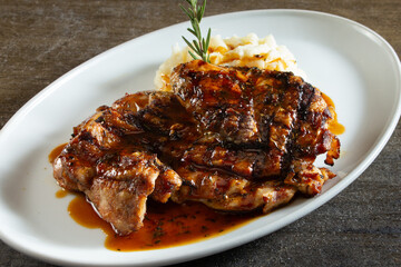 A view of a plate of pollo al mattone.