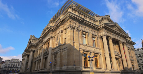 Naklejka premium BRUSSELS, BELGIUM - NOVEMBER 26, 2025 - Bourse de Bruxelles building standing bright under a clear blue sky