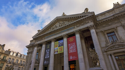 Naklejka premium BRUSSELS, BELGIUM - NOVEMBER 26, 2025 - Brussels Bourse building displaying banners for the Belgian Beer World museum