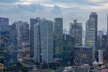 Obraz premium Aerial view of the famous Singapore skyline as seen on a cloudy day