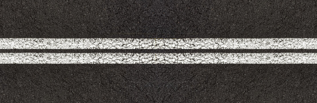 Lignes blanches doubles sur asphalte 