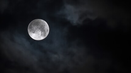 Obraz premium Quiet moonlit scene where a full moon rises amid subtle drifting clouds across the night horizon.