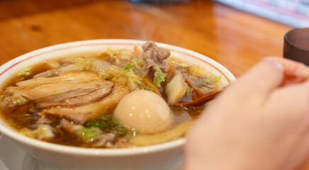 美味しいラーメンを食べる
