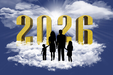Le sagome di una famiglia, composta da due adulti e due bambini, sulle nuvole su uno sfondo di cielo e numeri dorati "2026". Sullo sfondo nuvole e sole splendente. Tema del Capodanno 2026