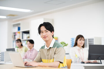 オフィスで働く若いエンジニア