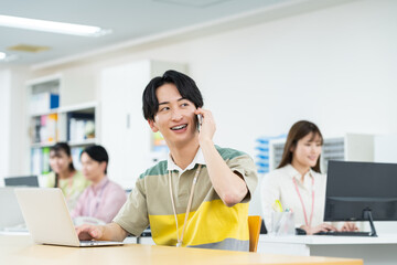 Obraz premium オフィスで働く若いエンジニア