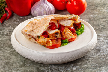 Pita with chicken and vegetables