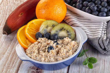 Oats porridge with blueberry, kiwi and orange