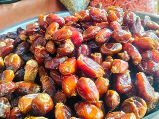 dried figs on market stall