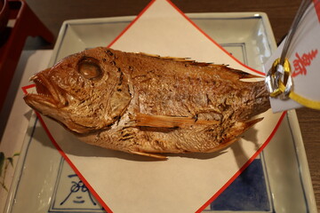 祝い鯛の尾頭付き焼き魚と伝統的な和食文化