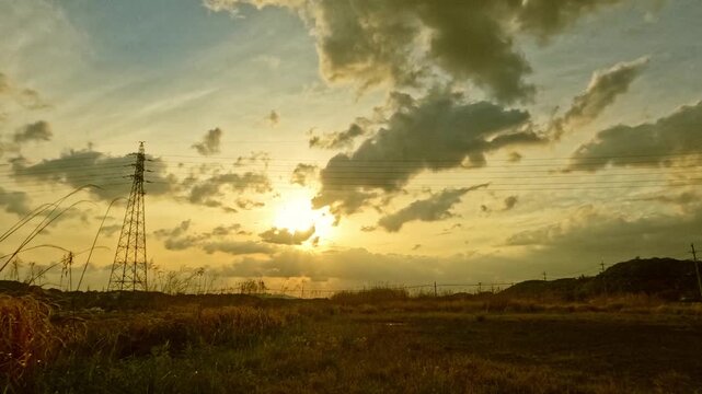 雲と夕日のタイムラプス。美しいひと時。