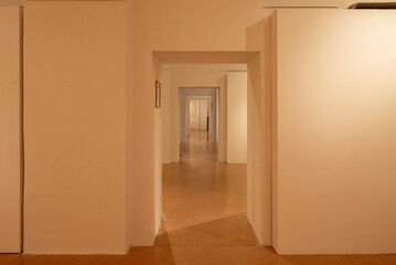 Corridoio senza nessuno, vuoto con sale laperali.