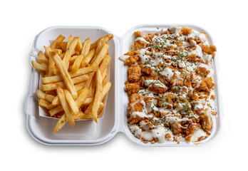 Poulet frit et sauce piquante avec frites