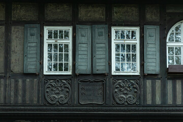 Okna i okiennice w kamienicy na Śląsku © Magdalena